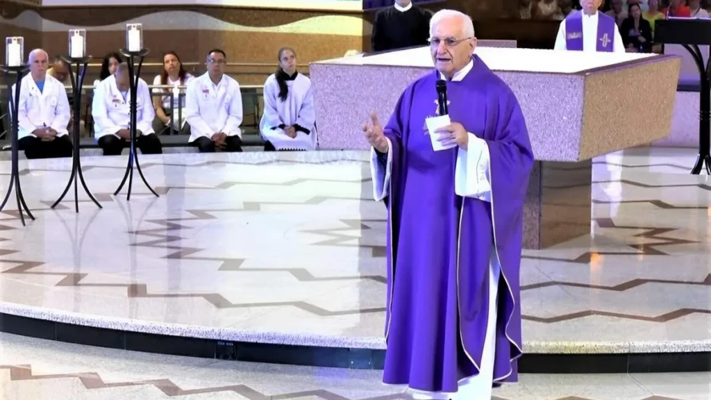 Imagem Padre Alberto Missa 9h 15 04 2025 do artigo Santuário relembra a dor de Jesus diante da traição de Judas
