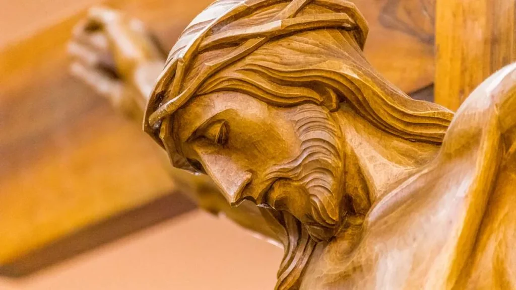 Imagem cristo crucificado do artigo 1700 anos do Credo Niceno: o Filho descido dos céus