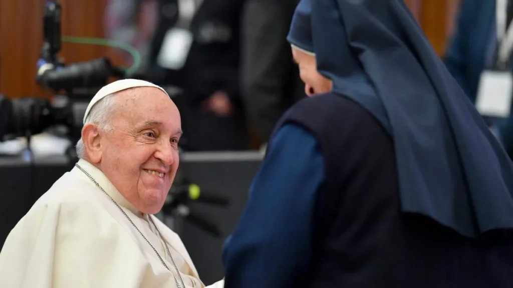 Imagem papa francisco cumprimeira freira do artigo Líderes mundiais se despedem do Papa Francisco