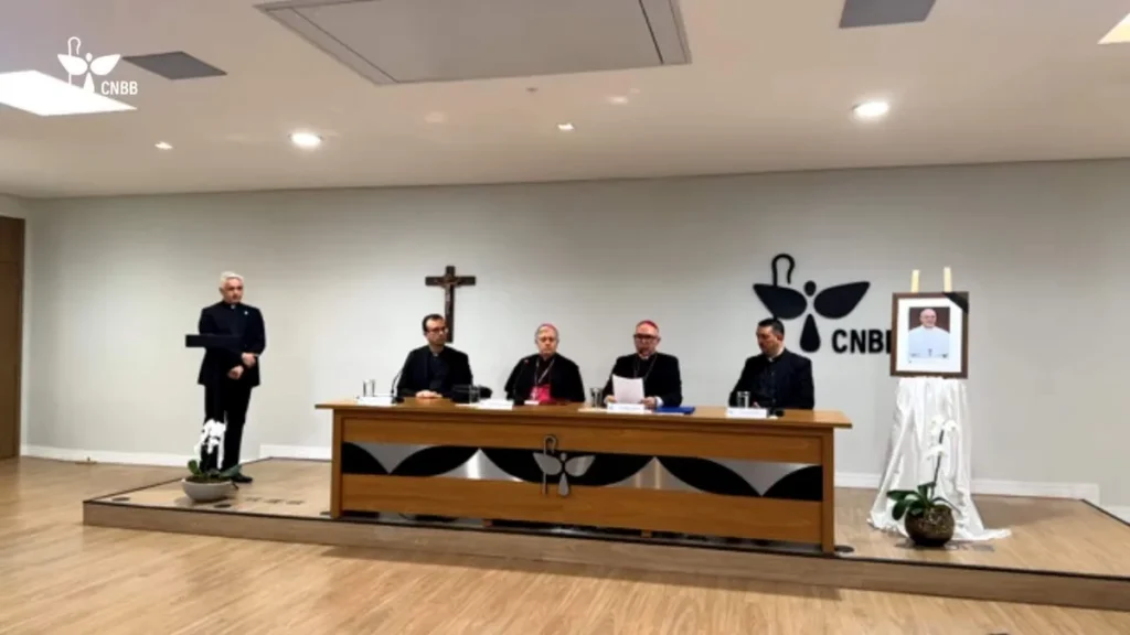 Imagem coletiva de imprensa papa francisco do artigo CNBB reforça legado de humildade e fé do Papa Francisco