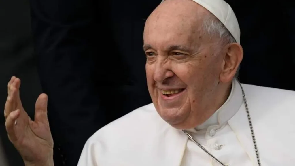 Imagem papa sorrindo do artigo Homenagens e luto oficial marcam despedida do Papa Francisco