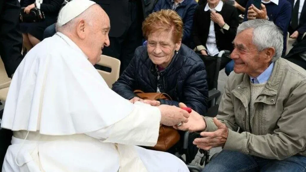 Imagem Papa e idosos do artigo As reflexões de Francisco sobre a velhice