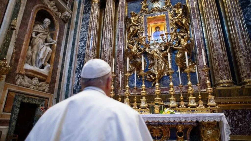 Imagem Papa rezando do artigo O agradecimento da Rede Mundial de Oração do Papa a Francisco