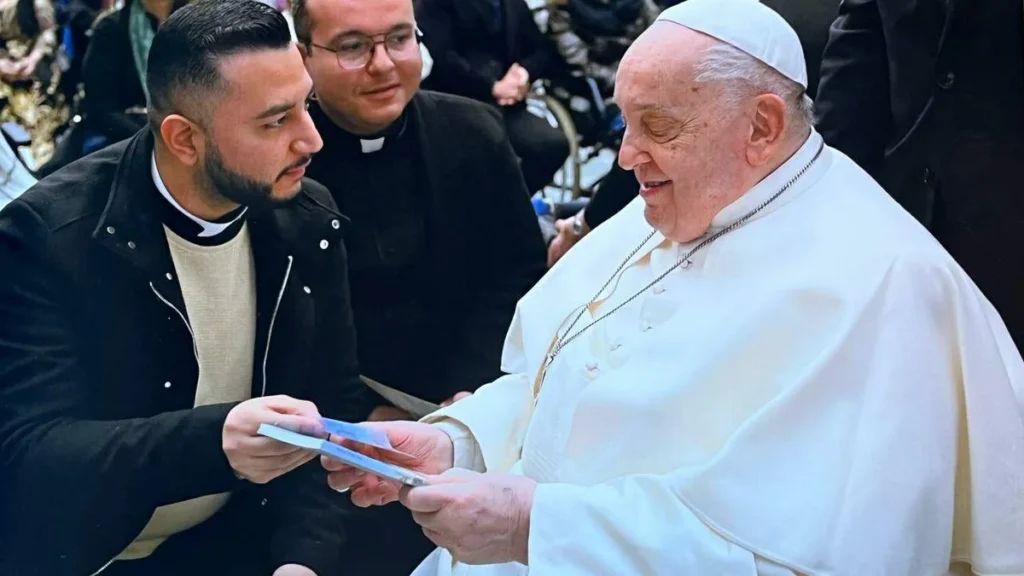 Imagem padre raphael e papa do artigo Padre compartilha momentos únicos com o Papa Francisco