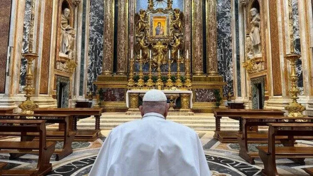 Imagem ultima visita do papa francisco na basilica maria maior do artigo Conheça o local onde o Papa Francisco desejou ser enterrado
