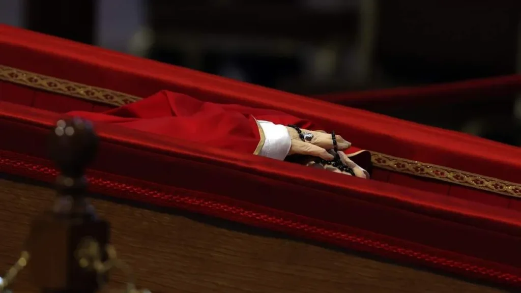 Imagem terco nas maos do papa francisco falecido do artigo Uma canção de adeus ao Papa Francisco