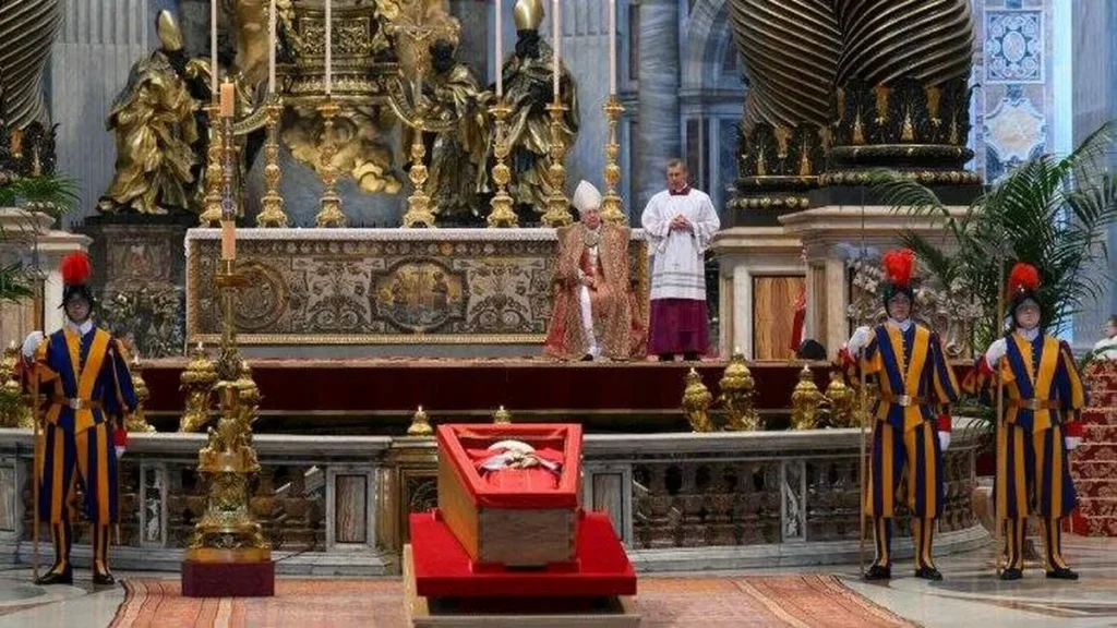 Imagem velorio papa francisco do artigo Caixão de Francisco é fechado após demonstrações de oração e saudade