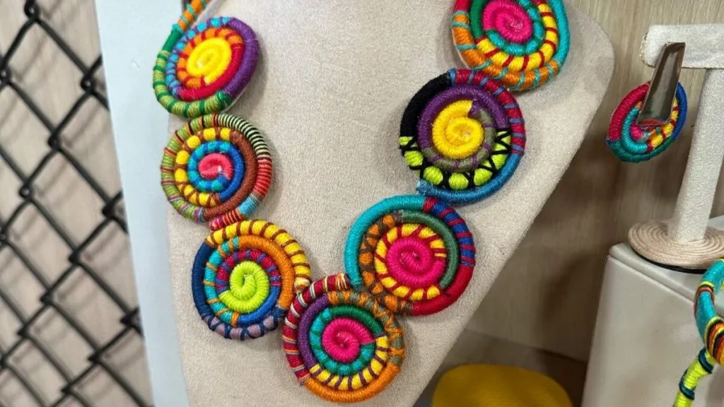 Imagem Colar la espiral FVM 284 do artigo Colar artístico de lã em espiral - Faça Você Mesmo