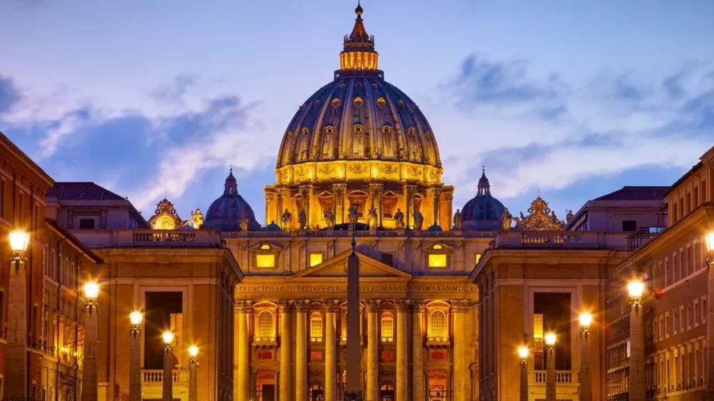 Imagem vaticano de noite com luzes acessas do artigo O que fazem os cardeais durante a Sé Vacante?