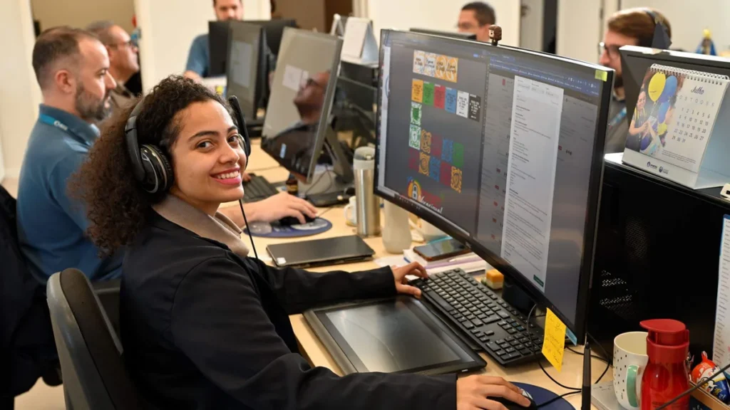 Imagem equipe a12 na redacao do artigo Comunicação e fé: como a Igreja evangeliza pelos meios digitais