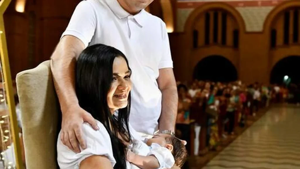 “A família é o lugar do encontro, da partilha, da saída de si mesmo para acolher o outro e estar junto dele. É o primeiro lugar onde se aprende a amar", afirma o Papa Francisco