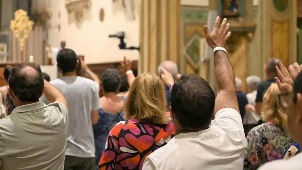 Imagem Novena de Sao Jose 18 03 2024 Povo orando do artigo Papa aprova novas regras para intenções de missa