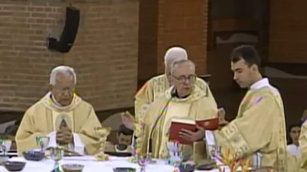Imagem Padre Fabio serve ao altar com o cardeal Jorge Bergoglio do artigo Ecônomo do Santuário Nacional lembra convivência com Papa Francisco