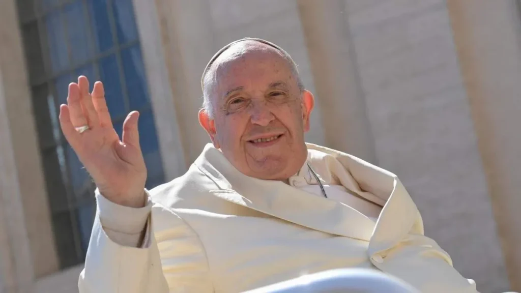 Imagem Papa Francisco acenando do artigo A espiritualidade do Papa Francisco em várias dimensões