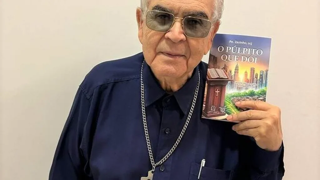 Imagem Pe Zezinho com seu livro do artigo Obra do Padre Zezinho fala sobre a mística da pregação