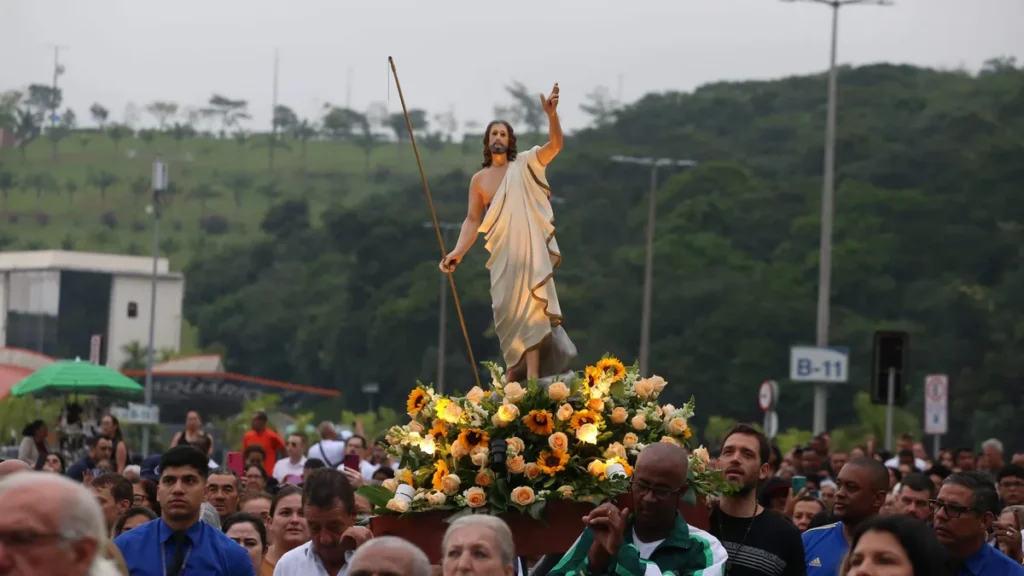 Imagem Procissao da Ressurreicao 20 de abril de 2025 do artigo Ele vive! Devotos celebram a alegria da Ressurreição na Casa da Mãe