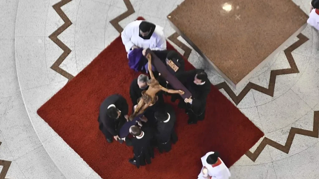Imagem adoracao da cruz Celebracao da Paixao do Senhor 2025 do artigo Contemplemos a Paixão do Senhor em Sua peregrinação na esperança do céu