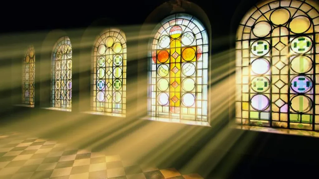 Imagem vitrais com a luz entrando do artigo 1700 anos do Credo Niceno: ressuscitou ao terceiro dia
