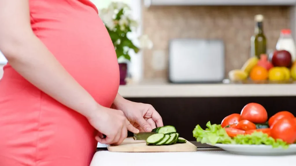 Imagem Gravida em uma alimentacao saudavel do artigo Gravidez x Alimentação saudável: essencial para o bem-estar de mãe e bebê