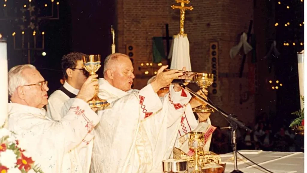 Dom Aloísio celebra Santa Missa no altar da Basílica de Aparecida