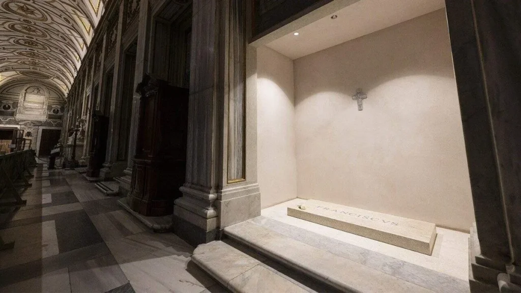 Imagem Tumulo Francisco 1 do artigo O túmulo de Francisco: Luz e Cruz para guiar nosso caminho