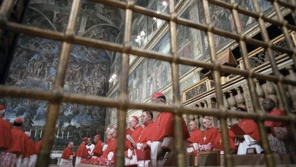 Imagem Capela Sistina cardeais do artigo A preparação do Conclave e a simbologia da Capela Sistina
