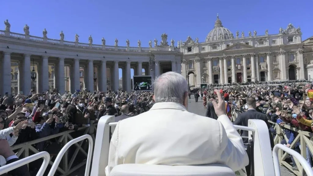 Imagem Papa Francisco na Praca de Sao Pedro 2022 do artigo Quem pode ser eleito Papa?