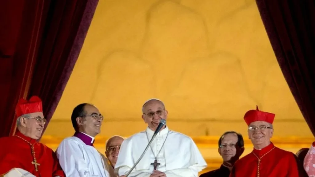 Imagem Aparicao Papa Francisco do artigo Como é a cerimônia de apresentação do novo papa?