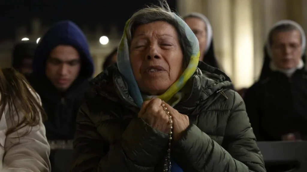 Imagem mulher rezando no vaticano do artigo Conclave: Que se calem as especulações e chegue ao Senhor a nossa prece!
