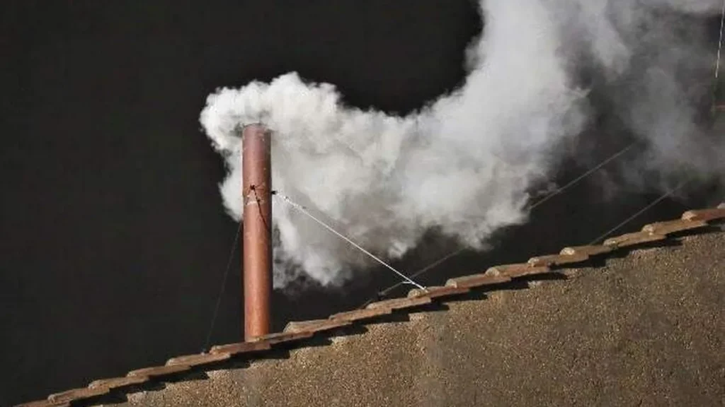 Imagem fumaca branca conclave do artigo Quando saberemos se o novo Papa foi eleito?