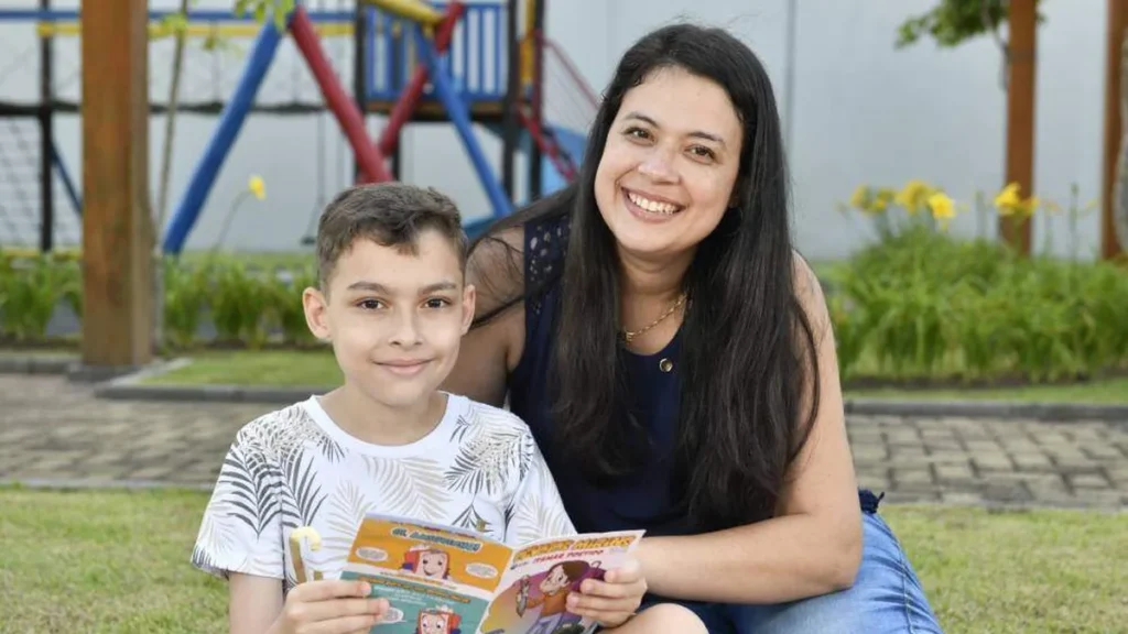 Imagem Mae e filho I Devotos Mirins do artigo Envie suas intenções para rezarmos por sua mãe!