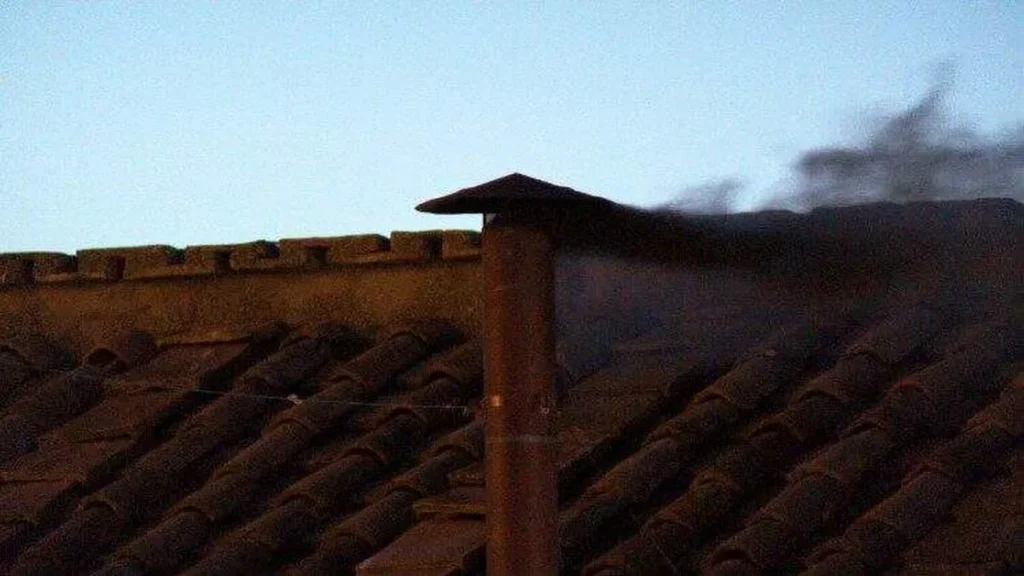 Imagem Fumaca preta do artigo Fumaça preta volta a sair da chaminé da Capela Sistina