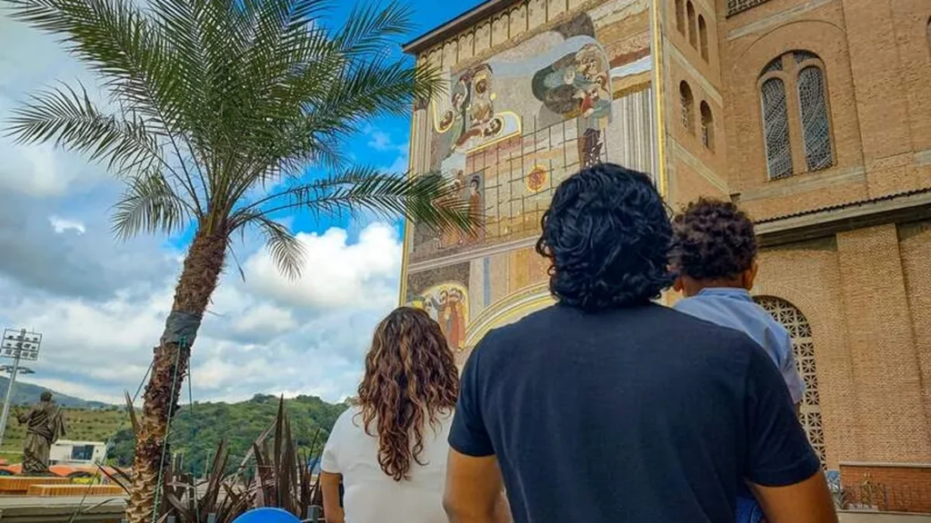 Imagem Devotos visitam a Fachada Leste 2 do artigo A expectativa da entrega: Fachada Leste do Santuário Nacional