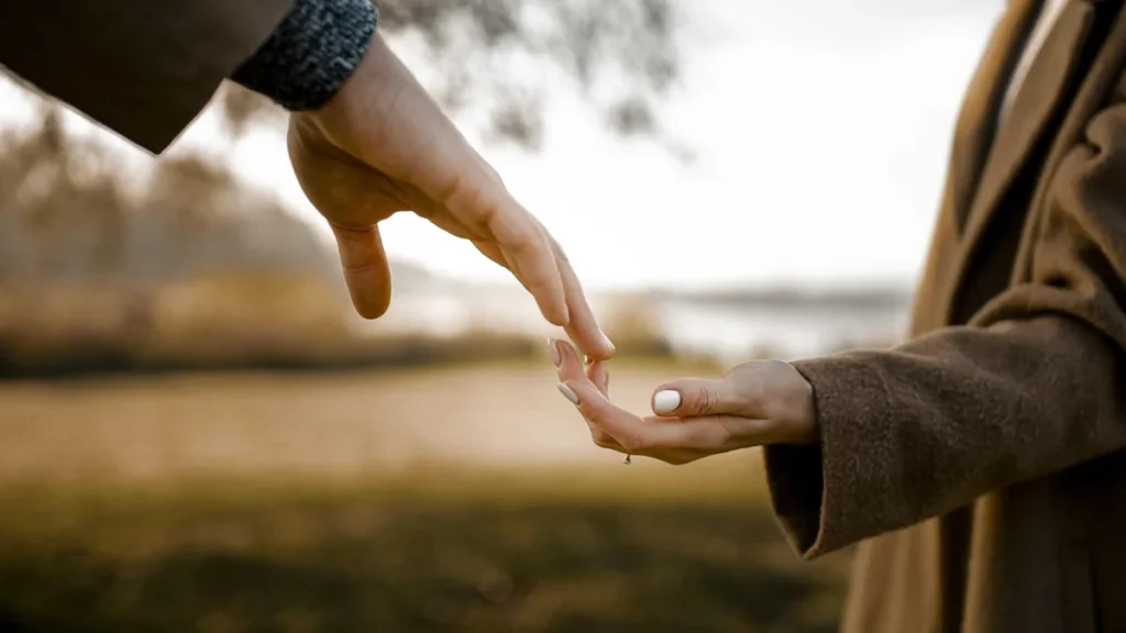 Imagem maos se encontrando do artigo Reflexão Semanal: a medida do amor é amar sem medida