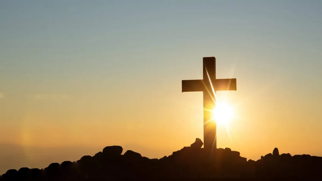 Imagem cruz com por do sol do artigo 1700 anos do Credo Niceno: esperança na vida eterna