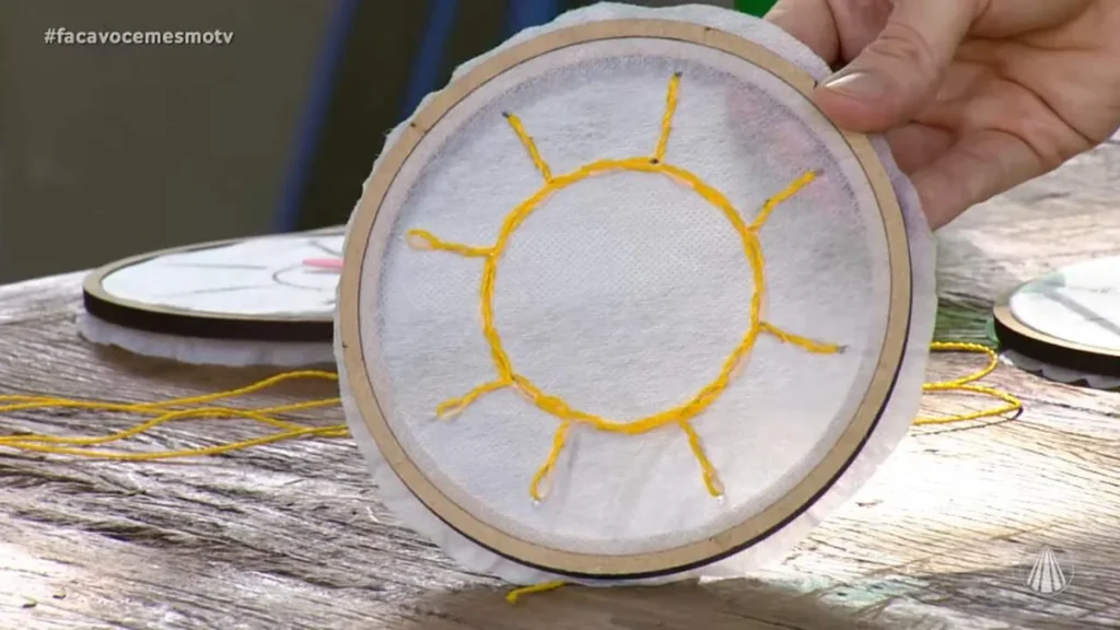 Imagem bastidor FVM do artigo Sol em alinhavo bordado - Faça Você Mesmo