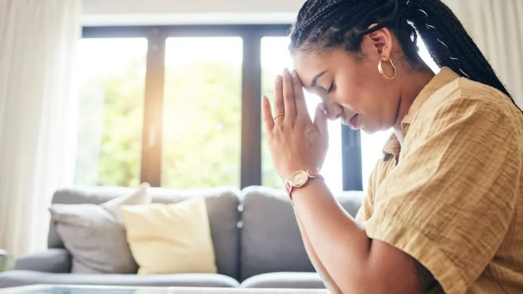 Imagem Mulher rezando em casa do artigo Reflexão Semanal: tudo é possível ao que crê