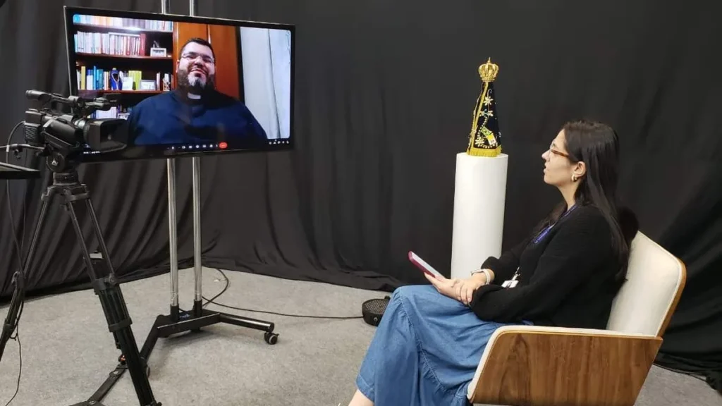 Imagem entrevista padre do artigo A voz dos devotos que acessam o Portal A12