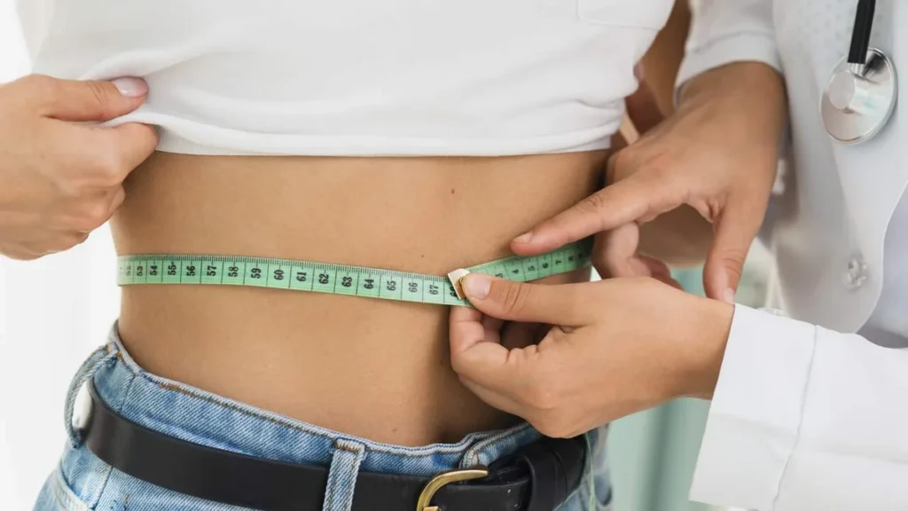 Imagem Mulher medindo circuferencia do artigo Metabolismo após os 40: como manter o peso e a energia?
