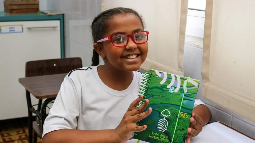 Imagem Aluna do Colegio Imaculada Conceicao de Passos MG com a Agenda Concepcionista do artigo Projeto da Rede Concepcionista integra fé, educação e ecologia