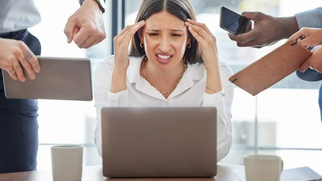 Imagem Mulher com muitos afazeres no trabalho do artigo Como você gerencia o seu tempo?
