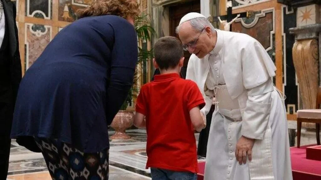 Imagem O Papa Leao XIV saudando uma crianca durante o encontro com os Irmaos Lassalistas do artigo Papa Leão XIV exorta Lassalistas: Educar é missão, não só profissão