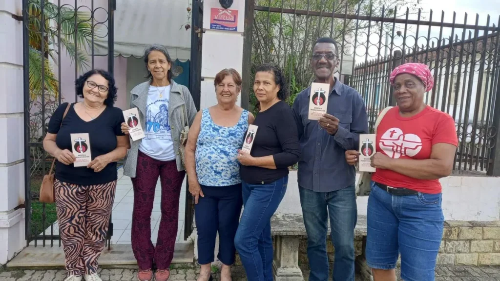Missionária do Amor Divino em visitação às casas para levantamento sociorreligioso