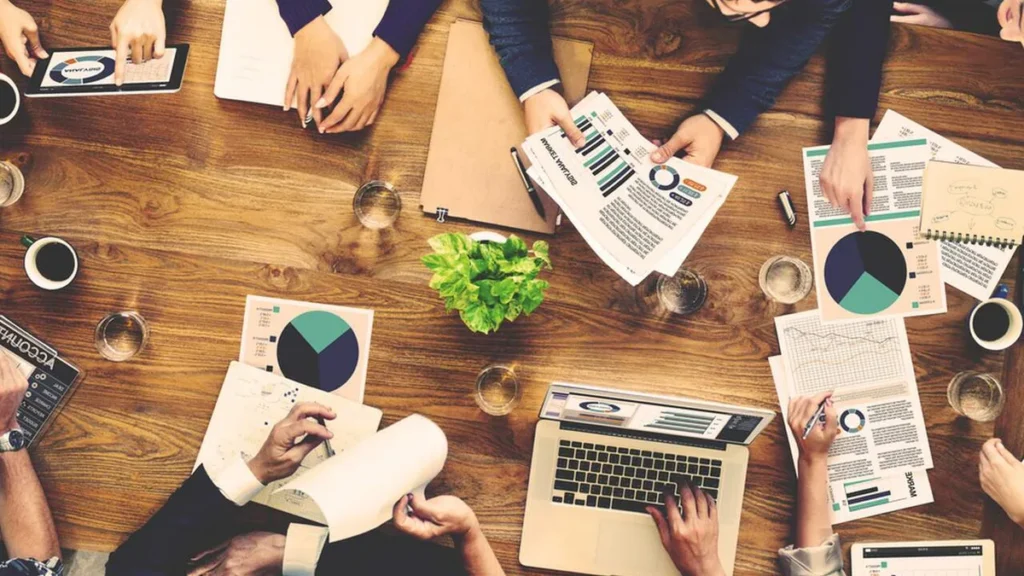 Imagem Profissionais de marketing trabalhando do artigo Por que sua paróquia precisa investir em marketing digital?