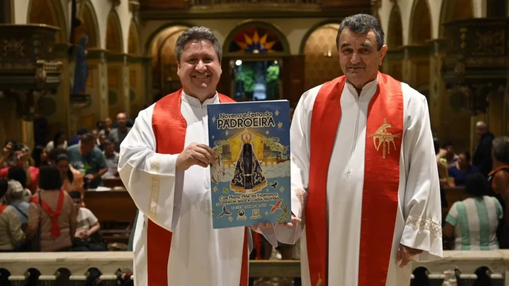 Imagem padres no lancamento do livreto da novena 2025 do artigo Lançamento do livreto da Novena da Padroeira marca Santa Missa na Basílica Histórica