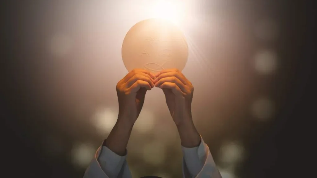 Imagem hostia consagrada sendo erguida pelas maos do sacerdote do artigo Vaticano reconhece Milagre Eucarístico ocorrido na Índia