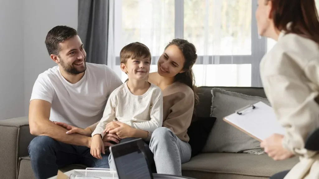 Imagem Familia contratando seguro de vida do artigo Seguro de vida? Cuidados ao contratar são essenciais para um bom negócio