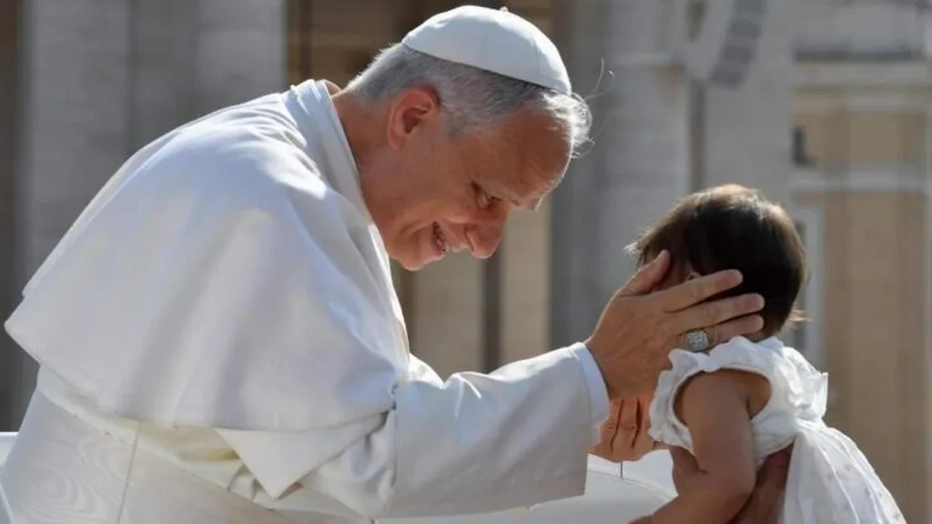 Imagem papa leao xiv com bebe do artigo "Jesus cura para libertar", afirma o Papa em audiência geral