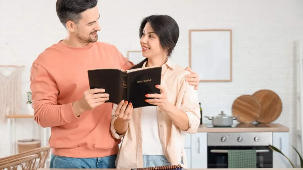 Imagem casal se olhando e lendo a biblia do artigo Estou amando como Cristo? 7 conselhos bíblicos para seu relacionamento