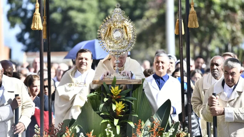 Imagem Missa de Corpus Christi 2025 do artigo "Comungando, nos tornemos hóstias vivas", diz Dom Orlando Brandes